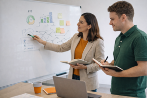 Emprendedores de la Región Metropolitana intercambiando ideas sobre innovación y sostenibilidad durante una sesión del programa Emprenergía RM.